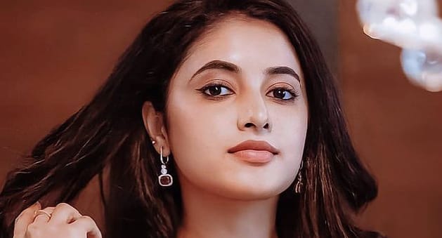 ആർക്ക് മുന്നിൽ തുണിയഴിച്ചേച്ചുളള വരവാടി  നീയ്…