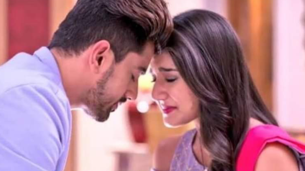 കെട്ടിയോന്റെ കൈ വിരൽ പിടിച്ച് എന്റെ കാലിന്റെ വെള്ളയിൽ ഒന്ന് ചൊറിഞ്ഞു.. അങ്ങേരെന്നെ നോക്കിയിട്ട് അങ്ങേര്ടെ കയ്യിലോട്ട് നോക്കി..”പിള്ളേര് കാണൂടീ.. പിന്നാവട്ടെ..