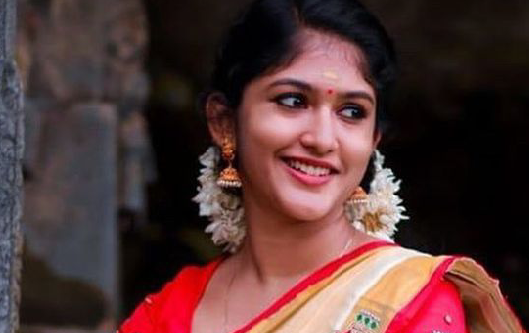 വിവാഹം കഴിഞ്ഞ ഒരു സ്ത്രീ ആണ് മനുവിന്റെ കാമുകി എന്നറിഞ്ഞപ്പോൾ അവന്റെ കൂട്ടുകാരെല്ലാം എതിർത്തു. “അവൾ നിന്നെ മനപ്പൂർവം വീഴ്ത്തി എടുത്തതാ…”