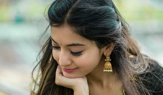 അവൾ തന്നെ തഴയുകയാണ് എന്ന് തോന്നിയ ദിവസം. മനസ്സാകെ മരവിച്ചുപോയിരുന്നു. പേനാക്ക ത്തി അരയിൽ തിരുകി അതിവേഗം….