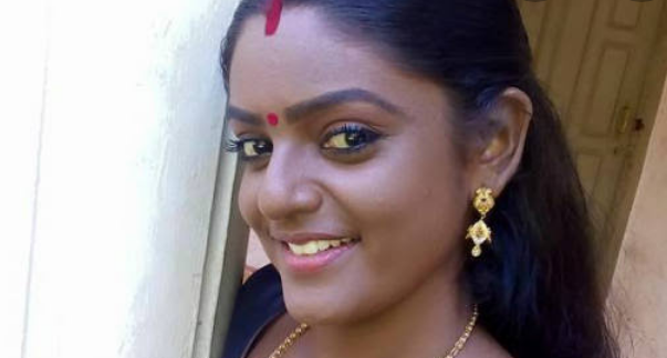 മുത്തുമണി എന്ന പെൺകുട്ടി തിളങ്ങി നിന്നൊരു കാലമുണ്ടായിരുന്നു. അവളുടെ ഒരു നോട്ടത്തിനായി…… അവളുടെ സ്നേഹത്തിനായി കൊതിച്ചു ഒരുപാട് ആൺകുട്ടികൾ പിന്നാലെ നടന്നൊരു സമയമുണ്ടായിരുന്നു.