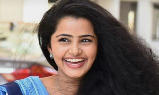 ബാഗിൽ വസ്ത്രങ്ങൾ എടുത്ത് വെക്കുമ്പോൾ ടേബിളിൽ കണ്ട വുഡൻ ഫ്രെയിം ഫോട്ടോയിലേക്ക് അവൾ നോക്കി…