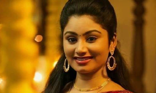 മോളെ നടന്നത് പറ.. നീയെങ്കിലും സത്യം പറ.. നെല്ലും പതിരും തിരിച്ചറിയാൻ ഉള്ള പ്രായം ആയിട്ടില്ല നിനക്ക്.. നിന്റെ പ്രായത്തിൽ ഒരു അനിയത്തി എനിക്കും ഉണ്ട് “