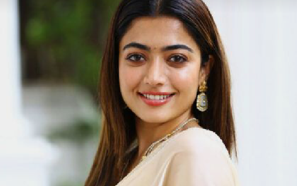 അച്ഛന്റെയും അമ്മയുടെയും സഹോദരന്റെയും മുൻപിൽ വച്ച് ” നീ എന്റെ പെണ്ണാണെന്നും ,നീ എനിക്ക് വേണ്ടി ജനിച്ചതാണെന്നും ” ഒക്കെ വെല്ലുവിളിച്ചപ്പോൾ ഒരിക്കലും ഓർത്തില്ല തീരെ നിസഹായനായി നിൽക്കുന്ന ചില നിമിഷങ്ങൾ ജീവിതത്തിൽ ഉണ്ടാകുമെന്ന്.