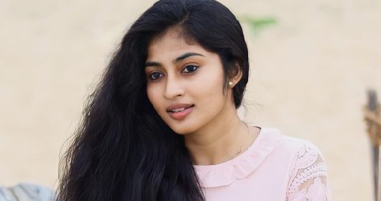 ഓഫീസിൽ നിന്നും മടങ്ങി വന്നപ്പോഴാണ് ഹോസ്റ്റൽ വാർഡൻ ആ പൊതി വച്ച് നീട്ടിയത്.അൽഭുതം തോന്നി.തനിയ്ക്കാരാണ് സമ്മാനം അയയ്ക്കാൻ.അവളുടെ മുഖഭാവം കണ്ട് വാർഡൻ അവളെ തന്നെ നോക്കിയിരുന്നു.