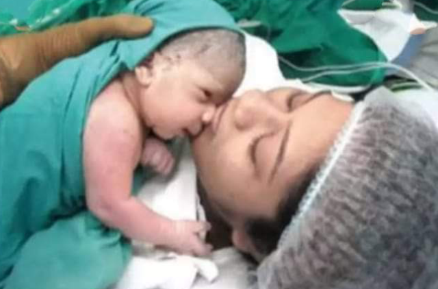 ഇടത്തോട്ട് ചരിഞ്ഞു വീർത്ത വയർ താങ്ങി ഒരു കൈ കുത്തി എഴുന്നേൽക്കാൻ ശ്രമിച്ചതും ബെഡിലെ നനവ് അറിഞ്ഞ് എന്റെ നെറ്റി ചുളിഞ്ഞു…