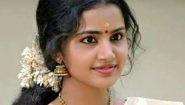 നിന്റെ വയറിൽ നിറയെ വരകളാണല്ലോ എന്നവൻ പറഞ്ഞതും രാരി മാറികിടന്ന സാരി കൊണ്ട് വയർ മറച്ചു ..