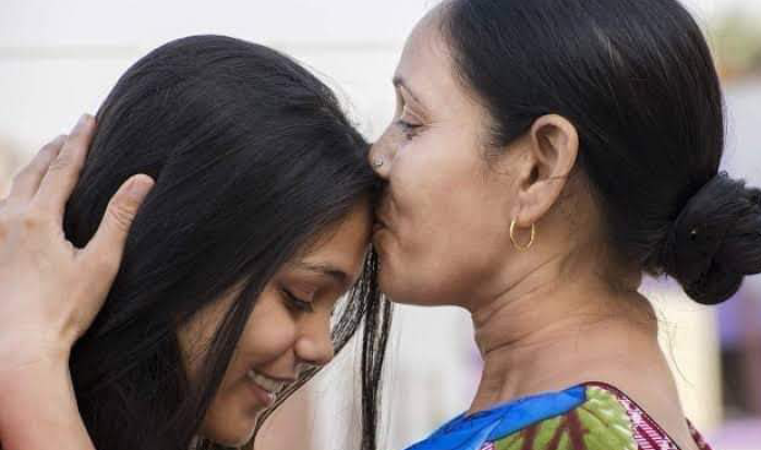 രാവിലെ ഒരു ഗ്ലാസ് കട്ടൻ എടുത്തു കുടിച്ച് തെക്കേ മൂലയിൽ ചാരി വെച്ച കുറ്റിച്ചൂലുമെടുത്ത് മുറ്റത്തേക്ക് നടക്കുമ്പോൾ പിന്നാലെ അമ്മുവും ഓടിയെത്തി .തന്റെ കയ്യിൽ നിന്നവൾ ചൂല് നിർബന്ധമായി പിടിച്ചു വാങ്ങി,