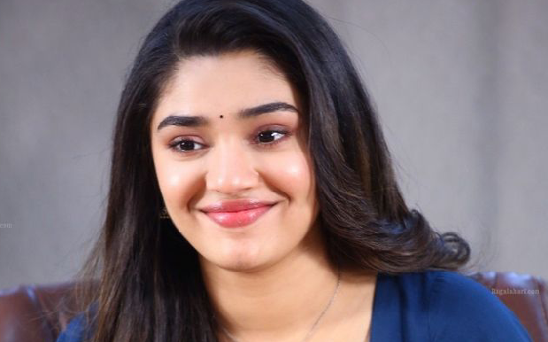 “ടാ കണ്ണന്‍കുട്ടിയേ, സമയം ആയല്ലോടാ..ദാ വരുന്നുണ്ടല്ലോ നിന്‍റെ ദേവു. നീ എന്തായാലും ഭാഗ്യം ചെയ്തവനാടാ അതോണ്ടാ നിനക്ക് ഇവളെപ്പോലെ ഒരുത്തിയെ കിട്ടിയെ”