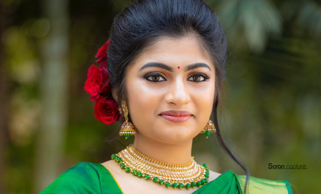 അയ്യോ…തിരി കെട്ടുലോ..”വലതുകാൽ വെച്ച് അകത്തേക്കു കയറാൻ തുടങ്ങിയതും നിലവിളക്കിലേ തിരി കെട്ടതും..അടുത്തു നിന്ന പ്രായമാവരുടെ മുറുമുറുപ്പുകൾ പല്ലവിയുടെ ചെവിയിലേക്ക്