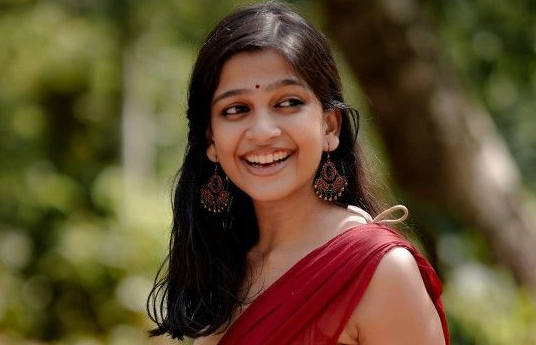 പടികടന്നെത്തിയ ആമിയുടെ കണ്ണുകളിൽ കോപം കലർന്നിരുന്നത് അവൻ ഒളികണ്ണാൽ കണ്ടു.ഹും… ഒരു കാമദേവൻ വന്നിരിക്കുന്നു. നോട്ടം കണ്ടില്ലേ “അവന്റെ തലയ്ക്ക് ഒരു തള്ളു കൊടുത്തു .