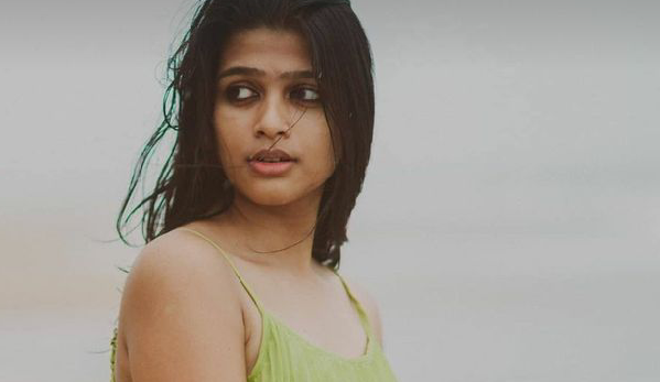 തിരക്കു കുറഞ്ഞ ബസ്സായിരുന്നു അത്.താൻ മുൻ സീറ്റിലാതു കൊണ്ട് കൈ കാണിച്ച ആളെ കണ്ടു ഞെട്ടി.’ഉണ്ണിയേട്ടൻ ‘ഉണ്ണിയേട്ടൻ എന്നേ കണ്ടു കാണുമോ? കാണാതിരിക്കണേ എന്നവൾ പ്രാർത്ഥിച്ചു.