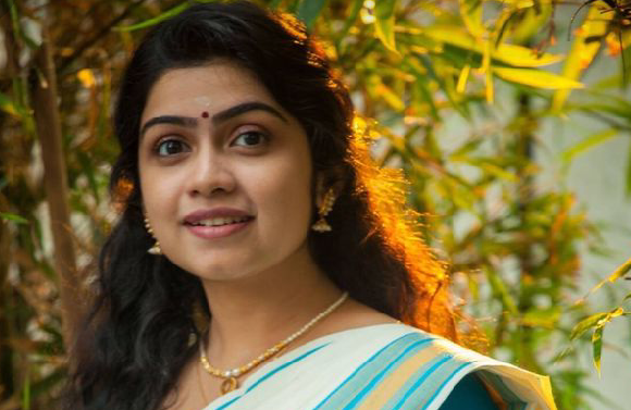 മീര താനെങ്ങാനാടോ ഇങ്ങനൊരു ലൈഫിൽ അഡ്ജസ്റ് ചെയ്യുന്നേ?”നവീൻ അത്ഭുതത്തോടെ അവളോട് ചോദിച്ചു.മറുപടിയായി മീര ഒന്നു പുഞ്ചിരിച്ചതേയുള്ളൂ.. പിന്നെ പതിയെ ഓഫീസ് ഫയലുകളിലേക്ക് മുഖം താഴ്ത്തി.