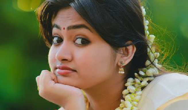 ഈ മൗനം സമ്മതമായെടുത്ത് ഞാൻ പോവാട്ടോ. അമ്മയെ കൂട്ടി വേഗം വീട്ടിലേക്ക് ഞാൻ വരുന്നുണ്ട് “