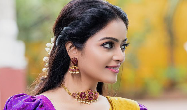 ലക്ഷ്മിയേച്ചി….. അറിഞ്ഞോ…. വല്യേടത്തെ രണ്ടാമത്തെ ചെറുക്കൻ ഇല്ലേ മാധവ്…. അവൻ അവന്റെ ചേട്ടന്റെ ഭാര്യയുമായി ഒളിച്ചോടിയെന്ന്…..