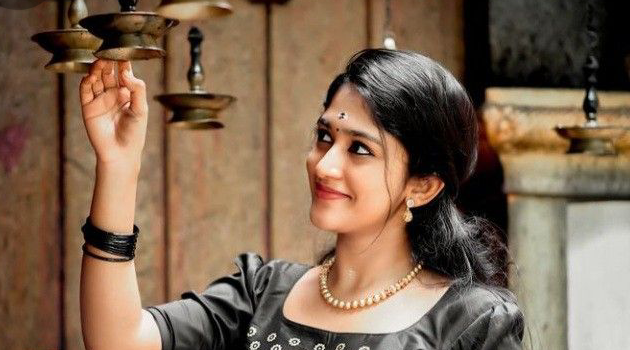 ”മാളുവേ നിന്റെ ഏട്ടൻ ചുളളനാണല്ലോടി…കിടൂട്ടാ….” പോടീ ദുഷ്ടേ എന്റെ ഏട്ടനെ കണ്ണുവെക്കാതെ….”ഞാൻ കണ്ണുവെച്ചൂ മോളേ എനിക്കിഷ്ടായി..ഞാൻ കെട്ടിക്കോട്ടേടീ നിന്റെ ഏട്ടനെ….