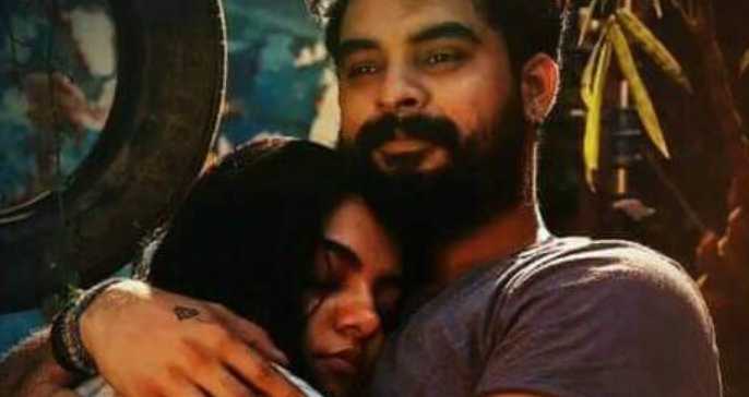 ഇളം പിങ്ക് നിറമുള്ള സാരി വേദയുടെ ആലില വയറിനോട് ഒട്ടിചേർന്ന് കിടക്കുന്നു… അപ്പോഴും തനിക്ക് പിറകിൽ കുസൃതി ചിരിയോടെ നിൽക്കുന്ന അവിനാശിനെ അവൾ