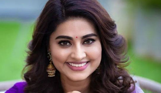 ഫോൺ കിടക്കയിലേക്ക് വലിച്ചെറിഞ്ഞു കമിഴ്ന്നു കിടന്ന് കരയുമ്പോൾ മനുവേട്ടന്റെ വാക്കുകൾ തന്നെ ആണ് ഉള്ളിലിരുന്നു വിങ്ങിയത്…