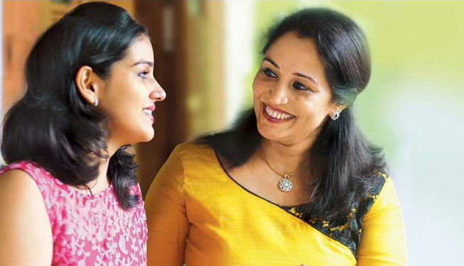 വസ്ത്രങ്ങൾ ഊരി ആകാശത്തേക്ക് എറിഞ്ഞ് ബെഞ്ചിനും ഡസ്ക്കിനും ഇടയിലൂടെ