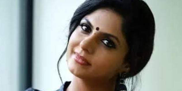 ഒരു തുണിക്കടയിലെ സെയിൽസ് ഗേൾ ആണ് ആര്യ. ഡിഗ്രി കഴിഞ്ഞു, അച്ഛൻ കാർ ഓടിക്കാൻ പോകുന്ന