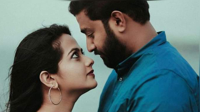 അയാളുടെ രോമാവൃതമായ നെഞ്ചിൽ തന്റെ മുഖം ചേർത്തു വെച്ച് അവൾ കിടന്നൂ..