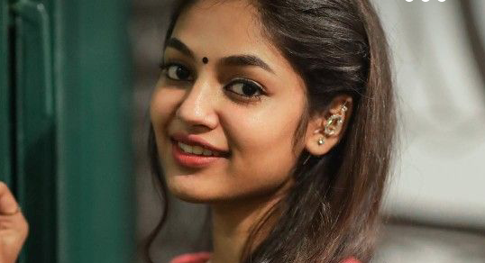 ബോട്ടിൽ മറുകരയിലേക്ക് ഏകദേശം ഇരുപത് മിനിറ്റിന്റെ യാത്രയുണ്ട്. ആ യാത്രയിൽ അനഘ എന്നും കാണുന്ന ഒരു കാഴ്ചയുണ്ട് .ഒരു പെൺകുട്ടി, അവൾക്ക് ചുറ്റും