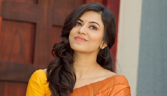 തന്റെ മകൾ വീട്ടിലെ സെക്യൂരിറ്റിക്കാരന്റെ നെഞ്ചോടു ചേർന്നിരുന്നു വിശേഷങ്ങൾ പറയുന്നതു കണ്ടുകൊണ്ടാണ് രാജീവ് വീടിന്റെ പടികടന്നു വന്നത്.
