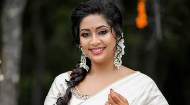 ഒന്നോ രണ്ടോ മാസം കഴിഞ്ഞ് ഒരാഴ്ചത്തെ ലീവിന് വരും