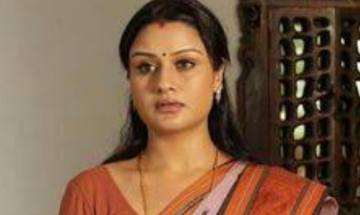 രവി സാറിന്റെ കയ്യും പിടിച്ച് ക്ലാസ്സിലേക്ക് വന്ന അന്നാണ് ഞാൻ അവളെ ആദ്യമായി കാണുന്നത്.