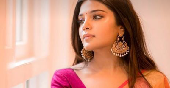 കാലിടുക്കിൽ നിന്നും വല്ലാത്തൊരു നീറ്റൽ.. ചോരപൊടിയുന്നുണ്ടോ.. ആകെയൊരു നനവ്..