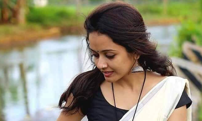 ഭർത്താവും മക്കളുമുളള നിനക്ക് എന്തിന്റെ കേടായിരുന്നെടീ വല്ലവന്റേയും കൂടെ പോകാനായിട്ട്….