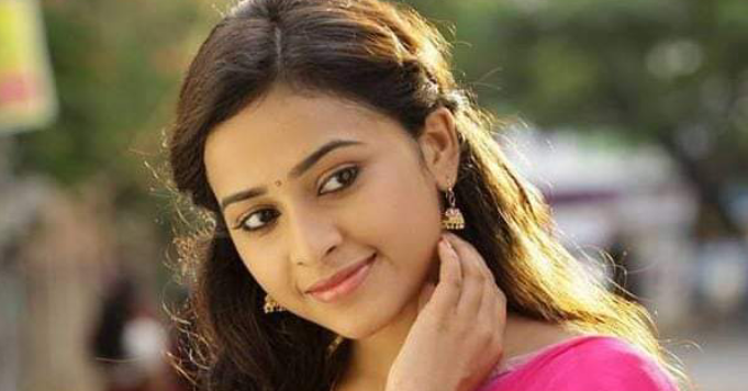 “രണ്ടാം കെട്ടിലെയാണെന്ന് കരുതി ഞാൻ നിങ്ങളുടെ അനിയത്തി തന്നെയാണ്” അകത്ത് നിന്ന് അവളുടെ വാക്കുകൾ …