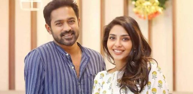 നഗരമധ്യത്തിലുള്ള പ്രധാന പഞ്ചനക്ഷത്ര ഹോട്ടലിന്റെ റിസപ്ഷൻ ആണിതെന്നും.. അയാൾ ഒരു ഗസ്റ്റ് ആയിരുന്നുവെന്നും. ..