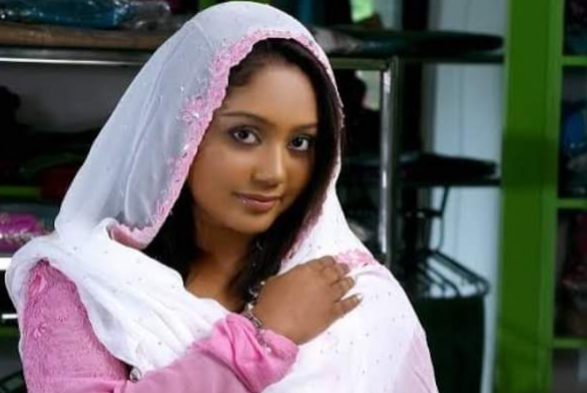 പൊട്ടിയ ചെരുപ്പ് തുന്നിപ്പിടിപ്പിക്കാൻ വേണ്ടി അടുത്തുകണ്ട ചെരുപ്പുകുത്തിയുടെ മുന്നിലേക്ക് ഇട്ടുകൊടുക്കുമ്പോ അയാളുടെ കണ്ണുകൾ നിറഞ്ഞൊഴുകുന്നുണ്ടായിരുന്നു…