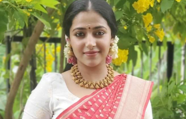 രേഷ്മക്ക് വീട്ടിനടുത്ത് തന്നെയുള്ള ചെറിയ സൂപ്പർ മാർക്കറ്റിൽ ആണ് ജോലി.