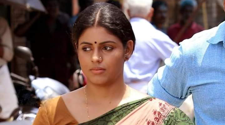 പത്ത് നാല്പത് വയസു കഴിഞ്ഞ കിളവിയാണ് കൊഞ്ചുന്ന കണ്ടാൽ ഇന്നലെ കല്യാണം കഴിഞ്ഞ വരെ പോലെ “.