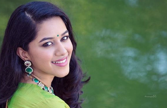 രാവിലെ കോളേജിൽ എത്തി പോസ്റ്റായി ഇരിക്കുമ്പോൾ ആയിരുന്നു അവൾ ചാടിത്തുള്ളി വരുന്നത്… ബ്ലൂ ജീൻസും ബ്ലാക്ക് ഷർട്ടും ഷൂവും ക്യാപ്പും… വന്നതേ എന്റടുത്ത് കേറി ഇരുന്നു…