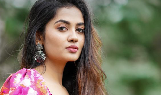 കൂട്ടുകാരിയുടെ മകളുടെ കല്യാണമാണ് നാളെ .. ഒരേ ബെഞ്ചിലിരുന്ന് പഠിച്ചവർ.. കോളേജ് പഠനത്തിന് ശേഷം പലവഴി പിരിഞ്ഞു പോയവർ .