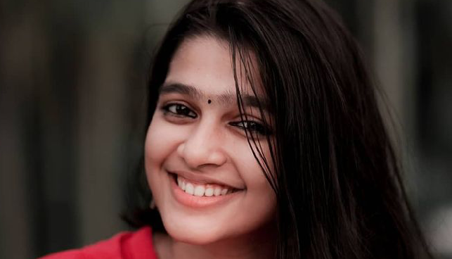 സ്കൈ ലൈൻ അപ്പാർട്മെന്റ്സ് 12 ബി ഫ്ലാറ്റിന്റെ ബാൽക്കണിയിൽ ഇരുന്നു കൊച്ചി നഗരത്തിന്റെ രാത്രികാല ഭംഗി ആസ്വദിച്ചു കൊണ്ടിരിക്കുന്നതിന്റെ ഇടയിൽ