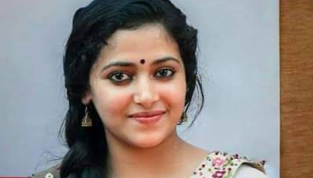 ഡാ നീ ആ പോകുന്ന പീസിനെ കണ്ടോ.. എന്നാ ഒരു ചരക്കാ അല്ലെ.. രണ്ട് മൂന്ന് ദിവസമായി അവളെ ഞാൻ നോട്ടമിട്ടിട്ട്. ഇന്ന് ഒന്ന് മുട്ടി നോക്കിയാലോ.