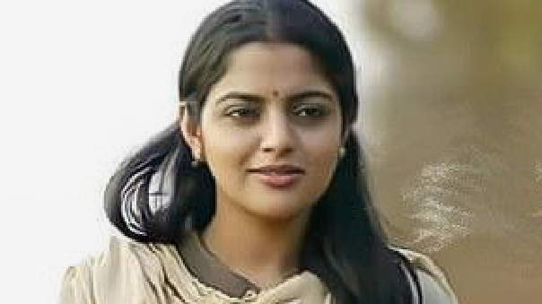 ആ പെൺകൊച്ചിനെ കണ്ടാലറിയാം ഏതോ വലിയ വീട്ടിലെയാണെന്ന്….”  “ശരിയാടി വനജേ ഒളിച്ചോട്ടം തന്നെ കണ്ടില്ലേ ചെക്കനു നാല് മീശരോമം പോലും തികച്ചു വന്നിട്ടില്ല….”