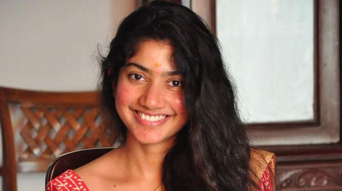 അവിടേയ്ക്കോടിവന്ന മിഥുന്റെ ജ്യേഷ്ഠൻ പ്രദീപും ഭാര്യ നിയയും, മിഥുന്റെ ഭാര്യ നവമിയും എന്താണവിടെ നടക്കുന്നത് എന്നറിയാതെ മിഴിച്ചു നോക്കി.