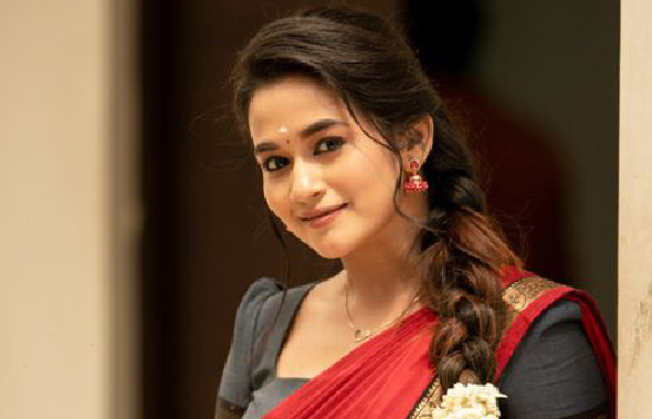 അടുത്ത വീട്ടിലെ കുട്ടിയാണ്. P G കഴിഞ്ഞു നിൽക്കുന്നു.അച്ഛന്റെയും അമ്മയുടെയും ഏക മകൾ. അച്ഛൻ വിദേശത്ത് ആണ്..സുന്ദരി,സുശീല, സുമുഖ, സൽസ്വഭാവി…