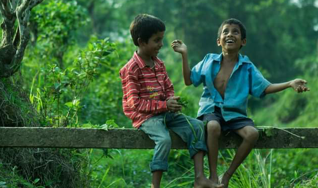 കരി പുരണ്ട കൈകളും നിറഞ്ഞൊഴുകുന്ന കണ്ണുകളുമായി ആ മൂന്നാം ക്ലാസ്സുകാരൻ ബാലൻ മാഷിന്റെ അരികിൽ നിന്നു.അവന്റെ കീറി തുന്നിയ കുപ്പായത്തിലും കരിക്കട്ട അടയാളം നൽകിയിരുന്നു.