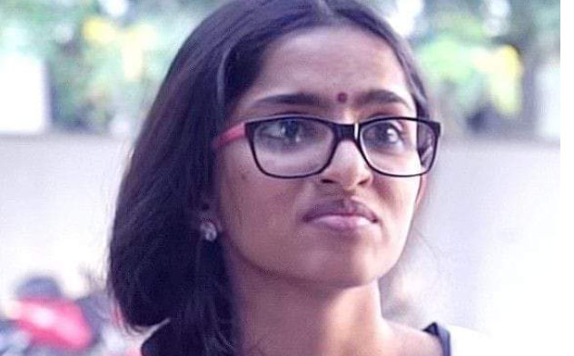 ചേച്ചി ഒന്ന് മുന്നിലെ സീറ്റിലേക്ക് ഇരിക്കുമോ..” സ്റ്റാൻഡിൽ നിർത്തിയിട്ടിരിക്കുന്ന സാമാന്യം തിരക്കുള്ള സ്വകാര്യ ബസിൽ ഇരിക്കുന്ന മുപ്പത് വയസ് പ്രായം തോന്നുന്ന ഒരു സ്ത്രീയോട് അനന്തു ചോദിച്ചു..