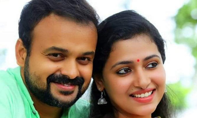 കൂട്ടുകാരൻ പറഞ്ഞത് കേട്ടത് അലക്സ് ചാടി എഴുന്നേറ്റു. കവലയിലെ ആൽമരത്തിന്റെ ചുവട്ടിൽ ജിതിനോട് തമാശ പറഞ്ഞു ഇരിക്കുമ്പോള് ആണ് അരുൺ ആ ഞെട്ടിക്കുന്ന വാർത്ത പറഞ്ഞത്.