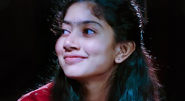 “അതാണ് അമ്മയ്ക്ക് ഇഷ്ടം. ചേട്ടന്മാരെ രണ്ടു പേരെയും അമ്മയാണ് നിർബന്ധിച്ചു വീട് വെച്ച് മാറ്റിയത്. അത് കൊണ്ട് വലിയ പ്രശ്നങ്ങൾ ഇല്ല സന്തോഷം..” അജു ചിരിച്ചു