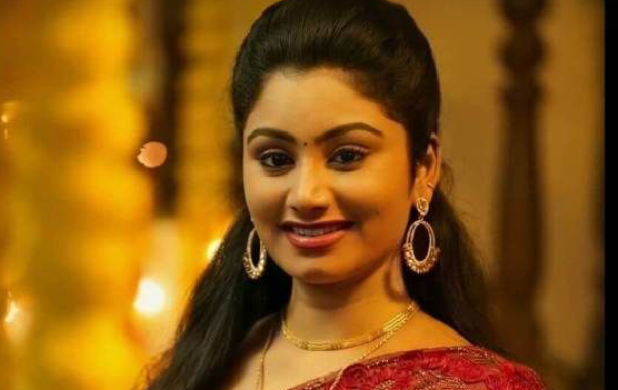 ഞാൻ ചിലതു ഒക്കെ കണ്ണടച്ച് കൊടുക്കാറുണ്ട്. വീട്ടിൽ വന്നാൽ രണ്ടു പേരും റൂമിൽ കേറി കതക് അടച്ചു വാർത്തമാനം പറയും…