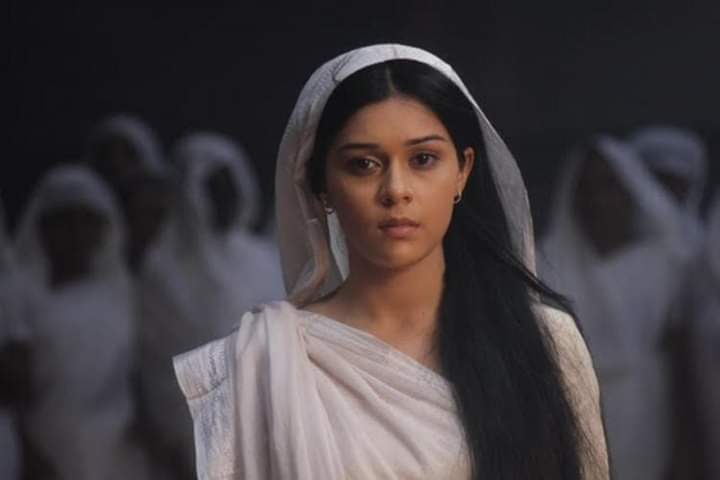 അളിയാ അങ്ങോട്ടു ഒന്നു നോക്കിയേ ……..  ആഹ് കൊള്ളാല്ലോ ഇവളെ എന്നും ഇങ്ങനെ ഓരോരുതന്മാർ ആണല്ലോ ആക്കുനേ…..