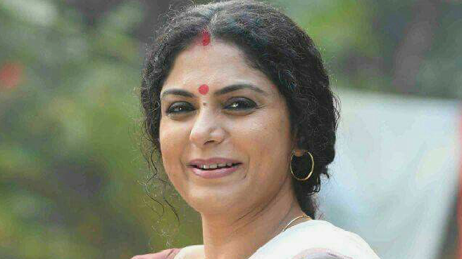 ചാറ്റൽ മഴയുള്ളൊരു സന്ധ്യയ്ക്ക് അച്ഛമ്മയ്‌ക്കൊപ്പം ഉമ്മറത്തിരുന്ന് സന്ധ്യനാമം ചുല്ലുമ്പോഴാണ് അച്ഛനൊപ്പം കുടക്കീഴിൽ ആ സ്ത്രീ വീട്ടിലേക്ക് വന്നത്